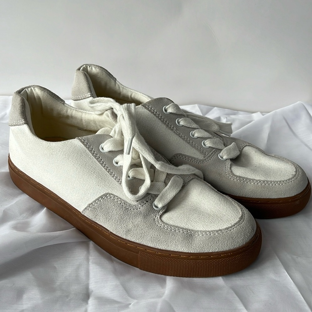 Woobies NWOT! White/Gray Size 6 Mens or 7.5 Womens UNISEX.